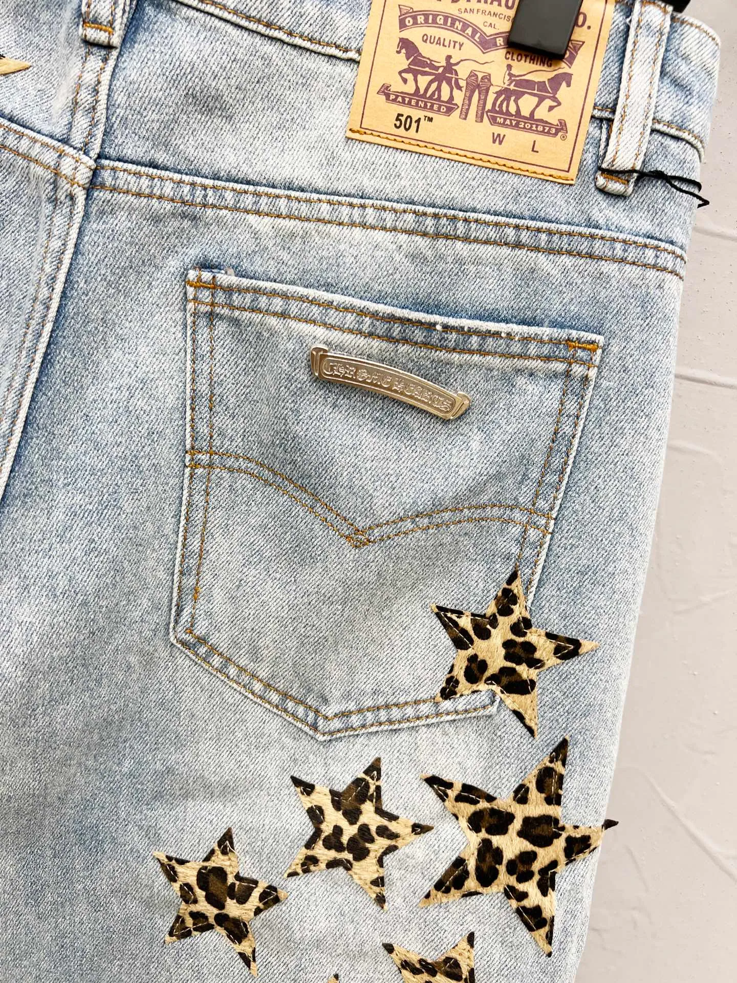 P250 Style No.: [M931] Chrome Hearts SS25 star embroidered zipper straight jeans for men and women, blue, top ceiling quality, styles with different wash textures, very friendly to people with thin legs and thick legs, the straight slim fit is very flattering to the leg shape, timeless moderate length, easy to match with, basic styling for various styles, a must-have in the wardrobe! The fabric is stiff but also makes the upper body soft without losing texture. The washing process is even more perfect. It is a must-have item for everyone! ! ! Washed wheat, hang tag, pants label, three labels complete Color: blue Size: 30, 32, 34, 36